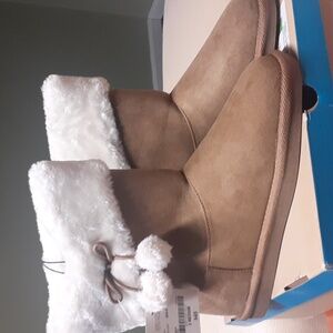 NIB Girls faux fur lined winter boots sz5M.